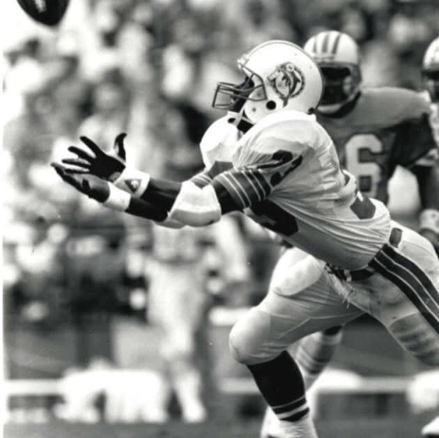 Craig Ellis stretching for a catch in a Miami Dolphins uniform